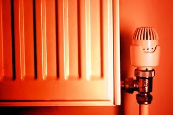 Central heating radiator and thermostatic valve